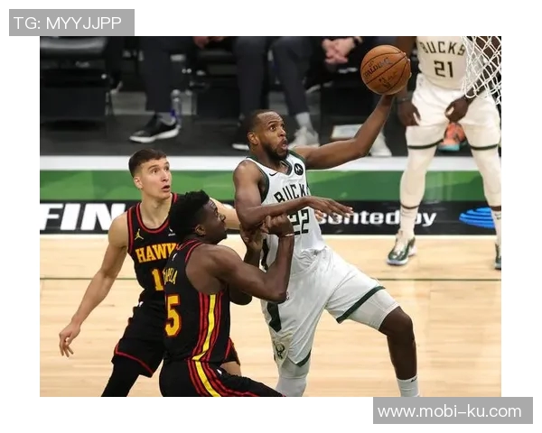 米德尔顿重返赛场半场表现抢眼贡献10分并助攻字母哥制造犯规 米德尔顿重返赛场半场表现抢眼贡献10分并助攻字母哥制造犯规